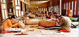 Description: Làng nghề chạm gỗ mỹ nghệ xã Nhơn Hậu